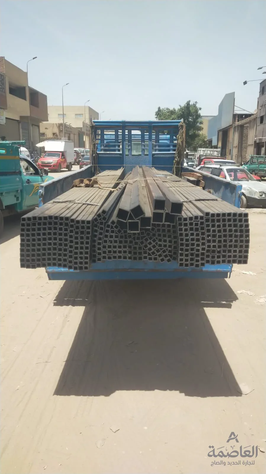 تحميل قطاعات حديد طويلة على سيارة نقل