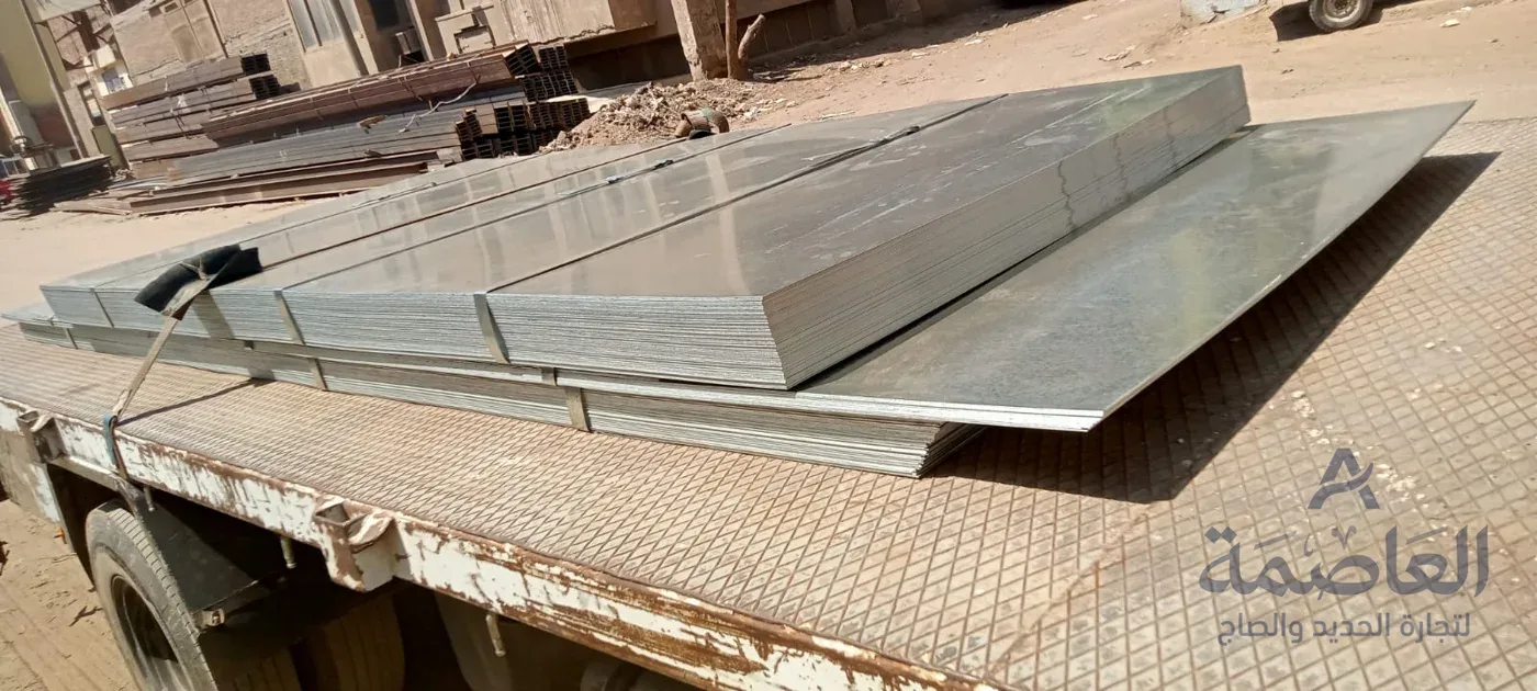 ألواح صاج معدنية على سيارة نقل