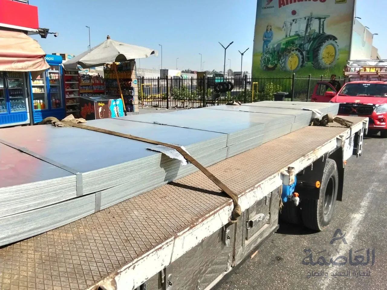 شحنة ألواح صاج مجلفن على سيارة نقل